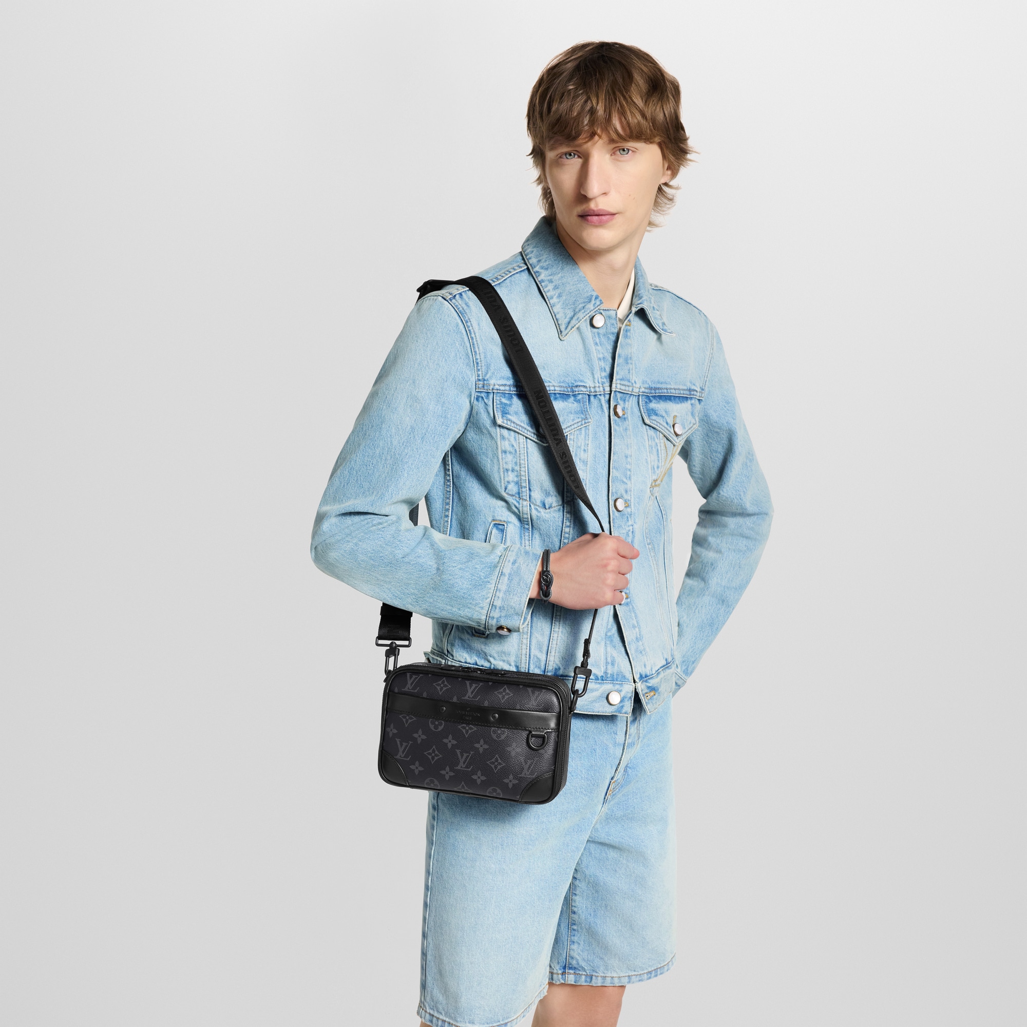 LV バッグを持つ Alpha Messenger Monogram Eclipse - Holiday Gifts for Him | LOUIS
